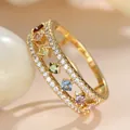 Gouden opengewerkte ring met gekleurde vierkante zirkoon en micro-pave details - US 6 / Goud