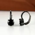 Dettaglio di orecchini a cerchio neri con gemma nera tonda e cristalli bianchi - Placcato Oro Nero Zircone Nero
