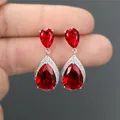 Elegantes pendientes de plata con gotas de cristal rojo y detalles de circón blanco - Rojo