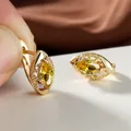 Détail de boucles d'oreilles en or avec zircon jaune marquise et cristaux sur soie - Jaune