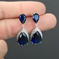 Luxuriöse Tropfenohrringe mit dunkelblauen Edelsteinen und weißem Zirkonia-Halo-Finish - Blau