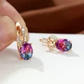 Dettaglio orecchini placcati oro con gemma ovale sfumata e foglie decorate con zirconi - Rosa Rosso e Blu