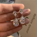 Elegante silberne tropfenförmige Amethyst-Ohrhänger mit funkelnden Zirkonia-Steinen - Weiß