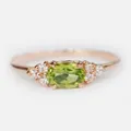 Dettaglio di un anello in oro rosa con gemma verde ovale e accenti di zircone bianco - US 7 / Placcato Oro Rosa Zirconia Verde Oliva