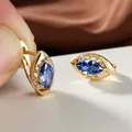 Boucles d'oreilles plaquées or avec cristal bleu marquise et petits oxydes de zirconium - Bleu