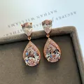 Luxuriöse Tropfenohrringe in Roségold mit Zirkonia auf grauem Samtschmuckkästchen - Roségold/Weißer Zirkonia