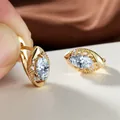 Boucles d'oreilles créoles dorées avec zircone marquise et détails filigranes - Blanc