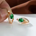 Orecchini a cerchio in oro champagne con smeraldo ovale e pavé di zirconi bianchi - Verde