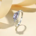 Elegante anello in argento con ametista viola ovale e zirconi laterali - US 7 / Placcato Platino Zirconia Viola