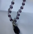 Elegante collar de cuentas púrpuras con un colgante en forma de lágrima violeta oscuro - Cuenta redonda púrpura