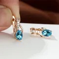 Orecchini a cerchio in oro rosa con pietre blu ovali e accenti di zirconi lucidi - Oro Champagne Blu Acqua
