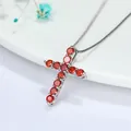 Collana con ciondolo a croce in argento con undici zirconi rossi e catena a scatola - Rosso
