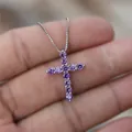 Collana a croce in argento con undici zirconi viola rotondi e catena veneziana - Viola