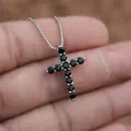 Collana a croce con undici pietre nere tonde su una catenina a scatola argento - Nero