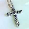 Squisita collana con ciondolo a croce color argento con zircone blu e pavé - Bianco