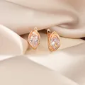 Boucles d'oreilles créoles or rose avec zircon marquise sur un fond en soie champagne - Blanc