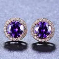 Vue macro de boucles d'oreilles or rose avec gemme violette et pavage en zircon - Or Rose Violet Zircon