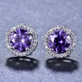Gros plan de boucles d'oreilles en argent avec pierres violettes et sertissage en halo - Plaqué Platine Zircone Violette