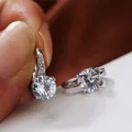Orecchini a cerchio in argento con zirconi tondi trasparenti e piccoli diamanti - Argento Bianco