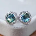Dettaglio macro degli orecchini a lobo halo in argento con topazio mistico e zirconi - Colore Tormalina Blu Acqua e Verde