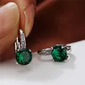 Eleganti orecchini a cerchio in argento con zirconi verde smeraldo tondi e pavé - Placcato Platino Verde