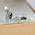 Macro-opname van zilveren oorbellen met peervormige mystieke topaas en microzirkonen - Platina Veelkleurig