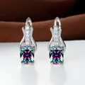 Silberne Brisur-Ohrringe mit ovalem, irisierendem Mystic Topas und Zirkonia-Akzenten - Platiniert Schillernd