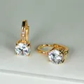 Eleganti orecchini dorati con zirconi tondi taglio brillante e castone a quattro griffe - Oro con pietra bianca