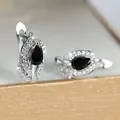 Macro-opname van druppelvormige zwarte edelsteen oorbellen met fonkelende kristallen - Zilver Zwart