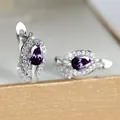 Macro-opname van paarse druppelvormige oorbellen met fonkelende pavé gezette kristallen - Zilver Paars
