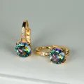Orecchini a cerchio dorati con zirconi cubici arcobaleno e piccoli dettagli scintillanti - Placcato Oro Iridescente