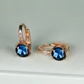 Eleganti orecchini in oro rosa con grande pietra blu rotonda e dettagli in zircone - Oro Rosa Blu Zaffiro