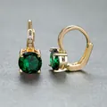 Orecchini dorati con zircone verde rotondo e cerchi impreziositi da piccoli cristalli - Verde Smeraldo Dorato