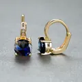 Orecchini a leva dorati con zircone rotondo blu scuro e piccoli cristalli d'accento - Oro Blu Reale