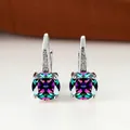 Orecchini a monachella con zircone rotondo arcobaleno e piccoli cristalli bianchi - Placcato Platino Iridescente