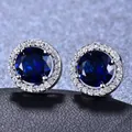 Boucles d'oreilles argentées avec zircon bleu foncé central et halo de pierres blanches - Or Blanc Bleu Saphir
