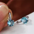 Orecchini a cerchio con zirconi blu cielo tondi e dettagli in pavé d'argento - Tono Argento Blu Acqua