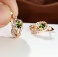 Roségouden oorringen met peergeslepen groene edelsteen en zirkonia accenten - Champagne Goud Olijfgroen