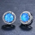 Boucles d'oreilles halo en argent avec opale bleue ronde et zircons cubiques brillants - Opale Bleue Platine