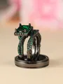 Détail macro du lot de 3 bagues en or noir et émeraude avec zircon vert de luxe taillé - US 5 / Ensemble Trois Pièces Or Noir Zircone Vert