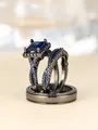 Vue détaillée du lot de 3 bagues en métal noir avec saphir bleu carré et anneau torsadé - US 5 / Ensemble Trois Pièces Or Noir Zircone Bleu