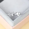 Détail d'une bague papillon argentée avec cristaux et design cœur lettre A - Ouvert Réglable / Lettre De Platine A
