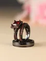 Détail macro du serti en or noir avec pierres en cristal rouge et pièce maîtresse carrée - US 5 / Ensemble Trois Pièces Or Noir Zircone Rouge