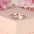 Detail van roségouden open ring met vlinder van zirkoon en hartbedeltje met letter B - Verstelbaar Open / Roségoud Witte Diamant Letter B