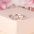 Detail van roségouden vlinderring met kristallen en hart gegraveerde letter C - Verstelbaar Open / Roségoud Witte Diamant Letter C