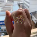 Detail van de kersenbloesem ring met roze zirkoonstenen in bloemvorm - US 5 / Goud Roze Zirkonia