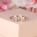 Macro-opname van de roségouden ring met kristallen vlinder en hart met de letter D gegraveerd - Verstelbaar Open / Roségoud Witte Diamant Letter D