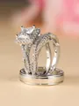 Détail macro du set de bagues en or rose avec diamant princesse et anneaux pavés - US 5 / Ensemble Trois Pièces Argent Or Zircone Blanc