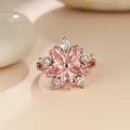 Detail van kersenbloesem ring met roze zirkonia en roségouden afwerking - US 5 / Roségoud Roze Strass