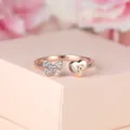 Détail de la bague papillon or rose avec cœur lettre E sur un support de présentation - Ouvert Réglable / Or Rose Diamant Blanc Lettre E